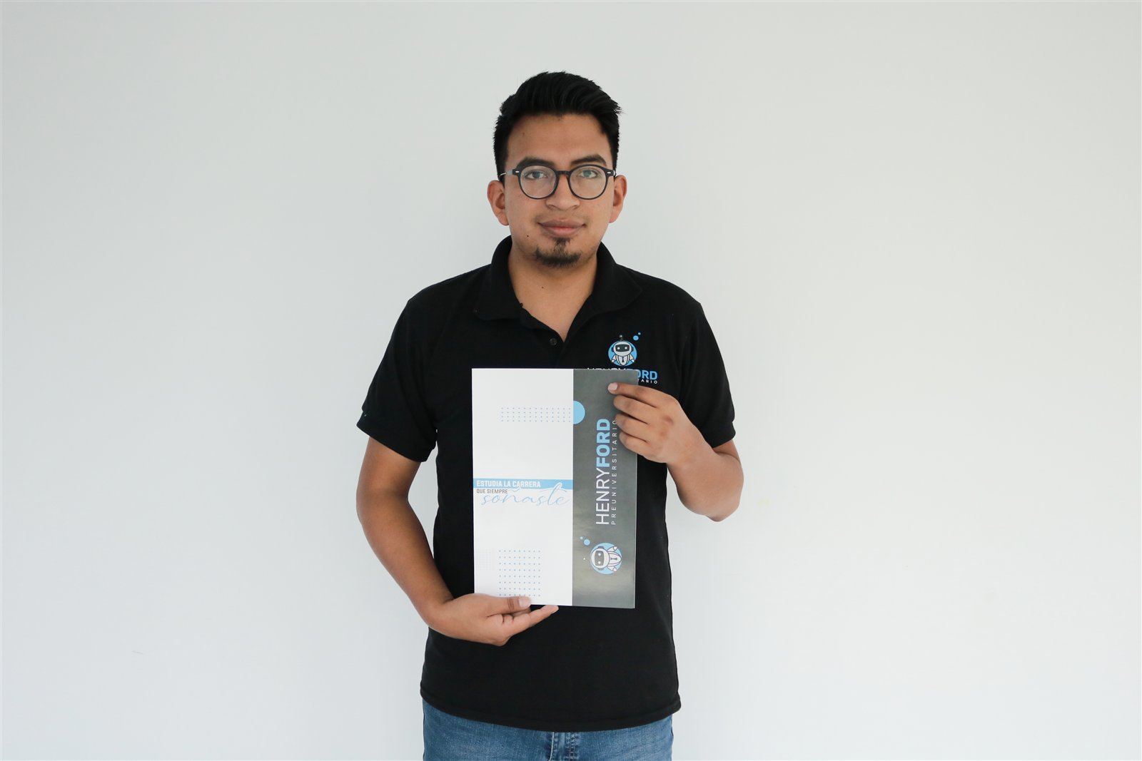 David Marcalla sostiene materiales de estudio del Preuniversitario Henry Ford